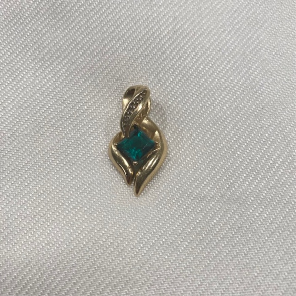 10 Karat Yellow Gold and Green Spinel Gemstone Pendant